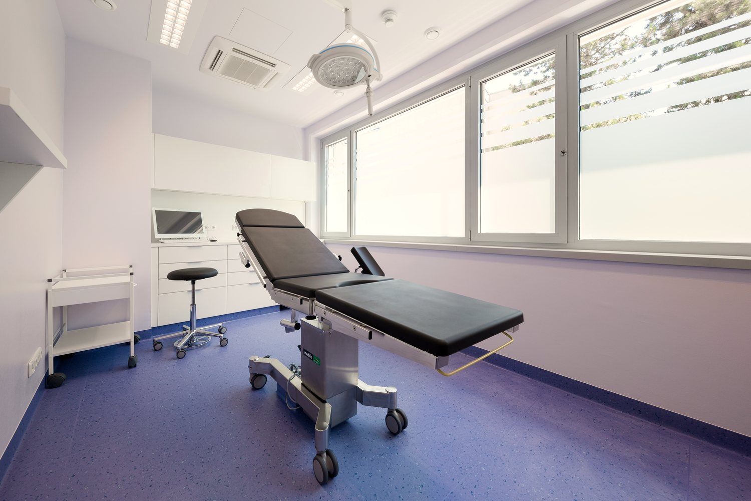 Eingriffsraum mit hygienegerechter Ausstattung